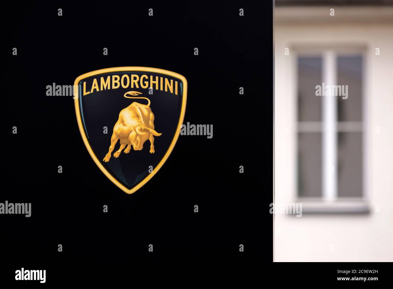 Colonia, Germania. 28 luglio 2020. Il logo del costruttore di automobili Lamborghini, che appartiene al Gruppo Volkswagen nell'ambito di Audi AG, sul terreno di Motorworld Koln Rheinland. Koln, 28 luglio 2020 | Use worldwide Credit: dpa/Alamy Live News Foto Stock