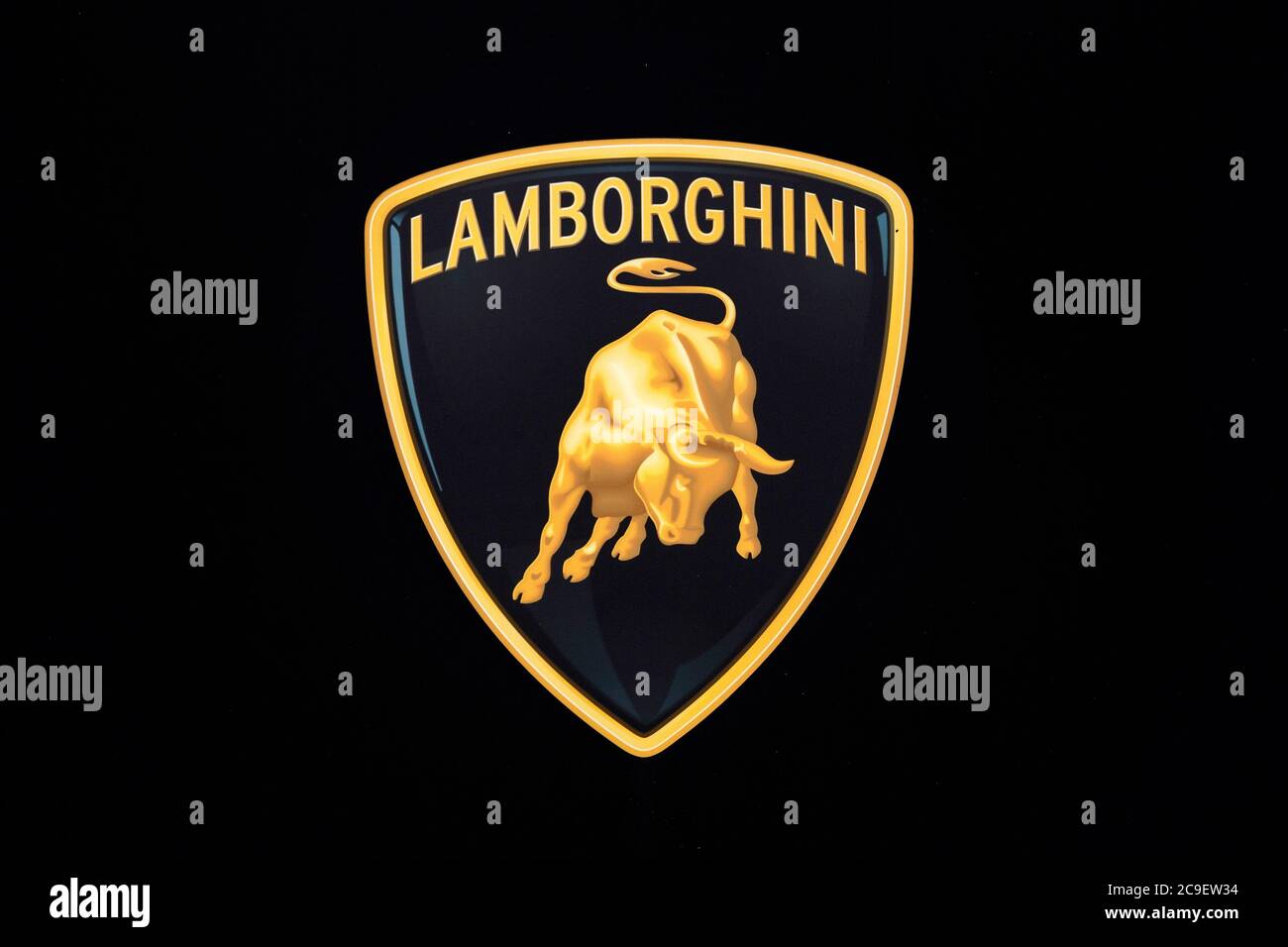 Colonia, Germania. 28 luglio 2020. Il logo del costruttore di automobili Lamborghini, che appartiene al Gruppo Volkswagen nell'ambito di Audi AG, sul terreno di Motorworld Koln Rheinland. Koln, 28 luglio 2020 | Use worldwide Credit: dpa/Alamy Live News Foto Stock
