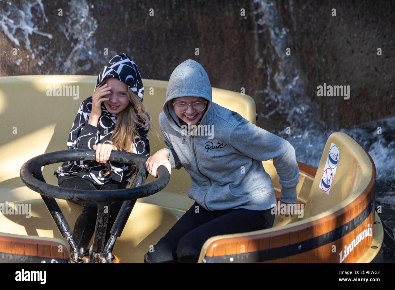 Due ragazze su una zattera circolare delle rapide del fiume Hurjakuru si trovano nel parco divertimenti Linnanmäki, Helsinki, Finlandia Foto Stock Due ragazze su una zattera circolare delle rapide del fiume Hurjakuru si trovano nel parco divertimenti Linnanmäki, Helsinki, Finlandia Foto Stock