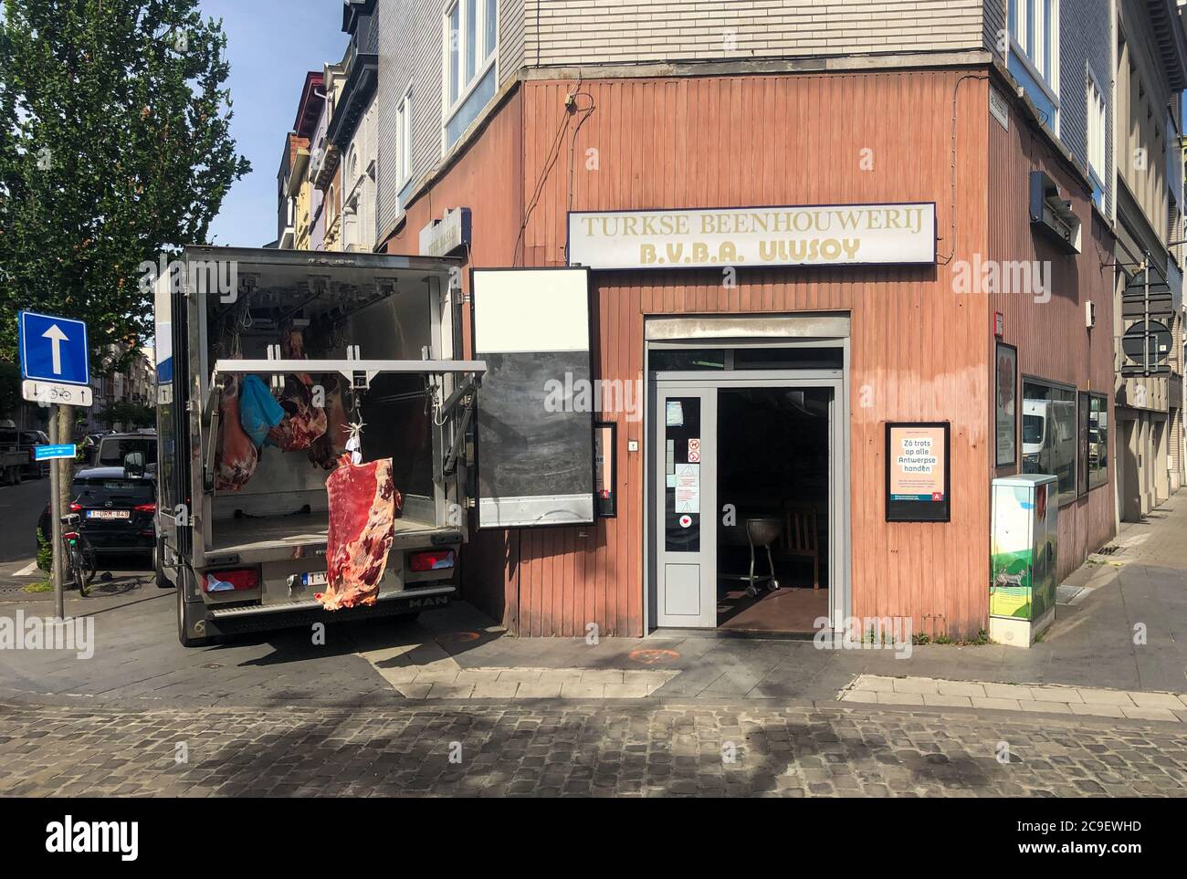 Consegna di carne fresca in un macellaio locale. Foto Stock