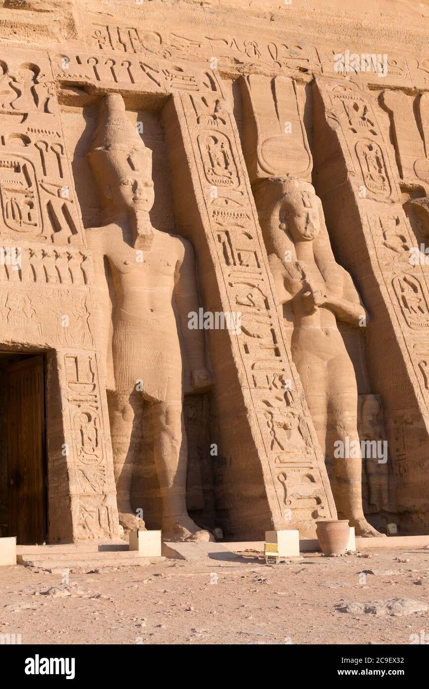 Statue colossali al tempio di Hathor della regina Nefertari, Abu Simbel, Egitto Foto Stock