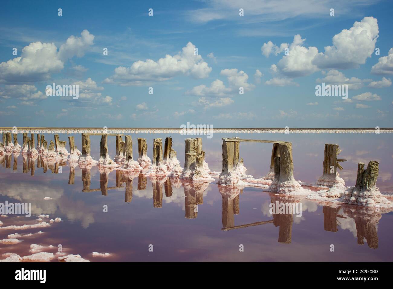 Nuvole paesaggio acqua e orizzonte - sullo sfondo della pianta di miniera di sale Foto Stock
