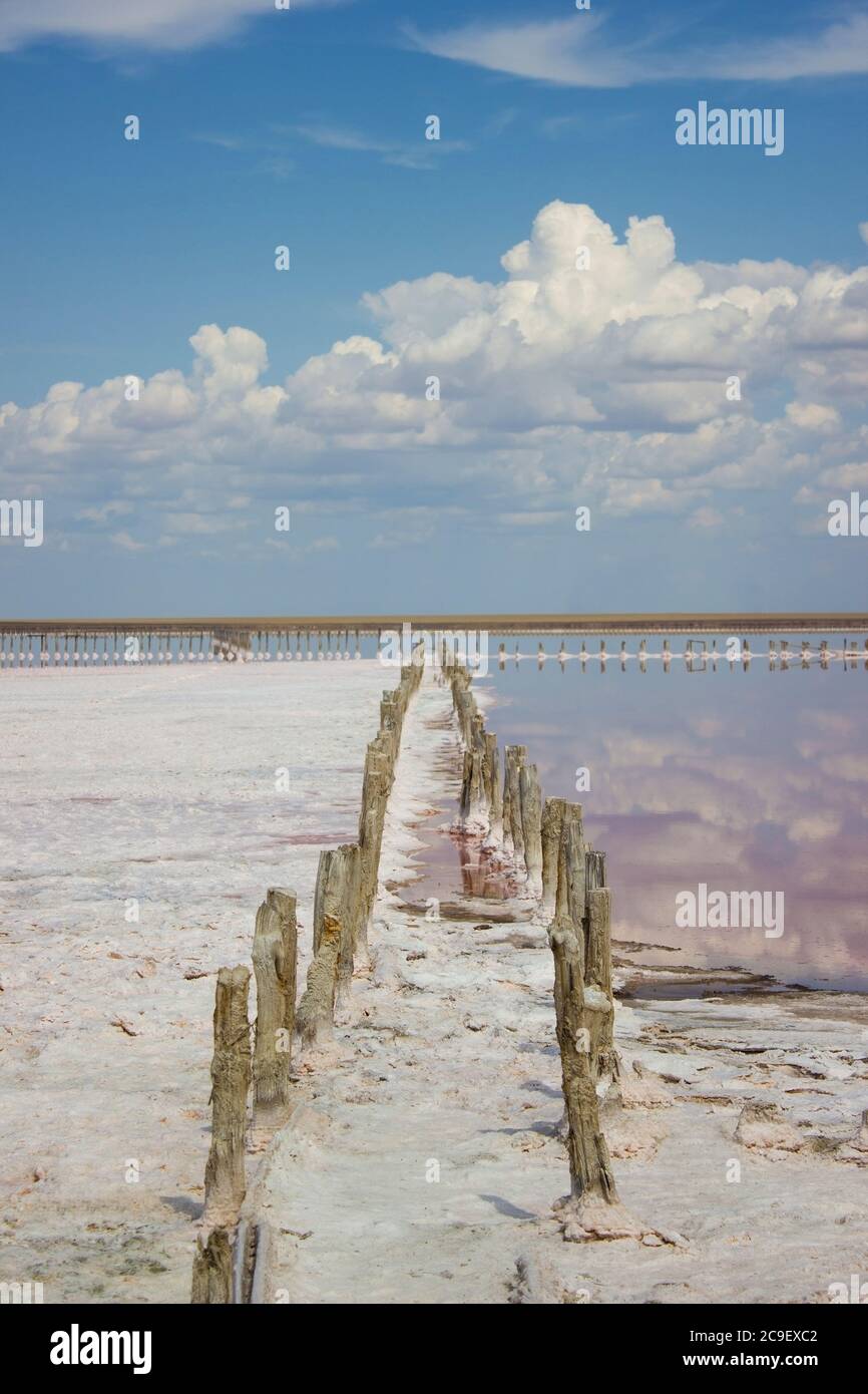 Nuvole paesaggio acqua e orizzonte - sullo sfondo della pianta di miniera di sale Foto Stock