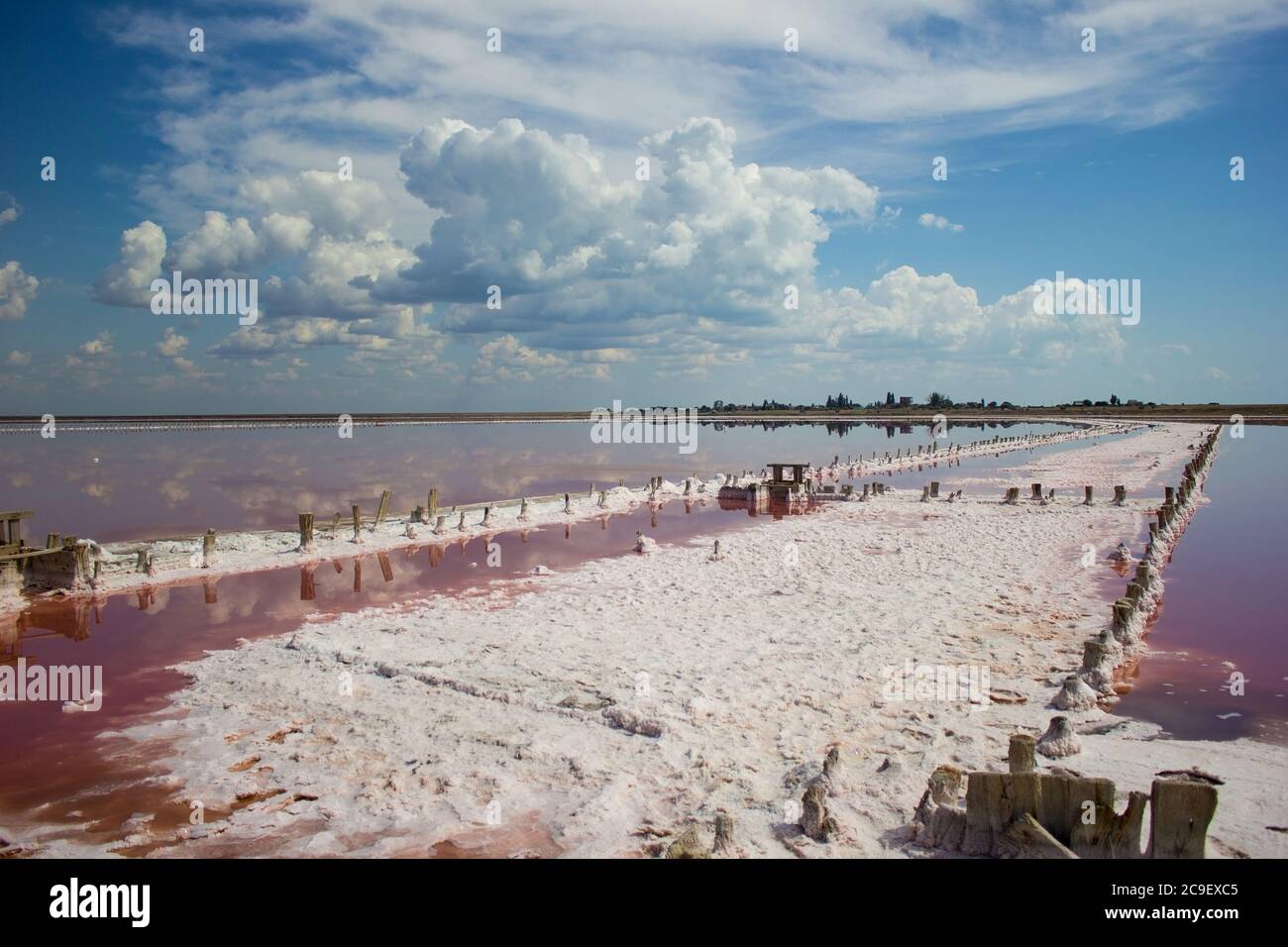 Nuvole paesaggio acqua e orizzonte - sullo sfondo della pianta di miniera di sale Foto Stock