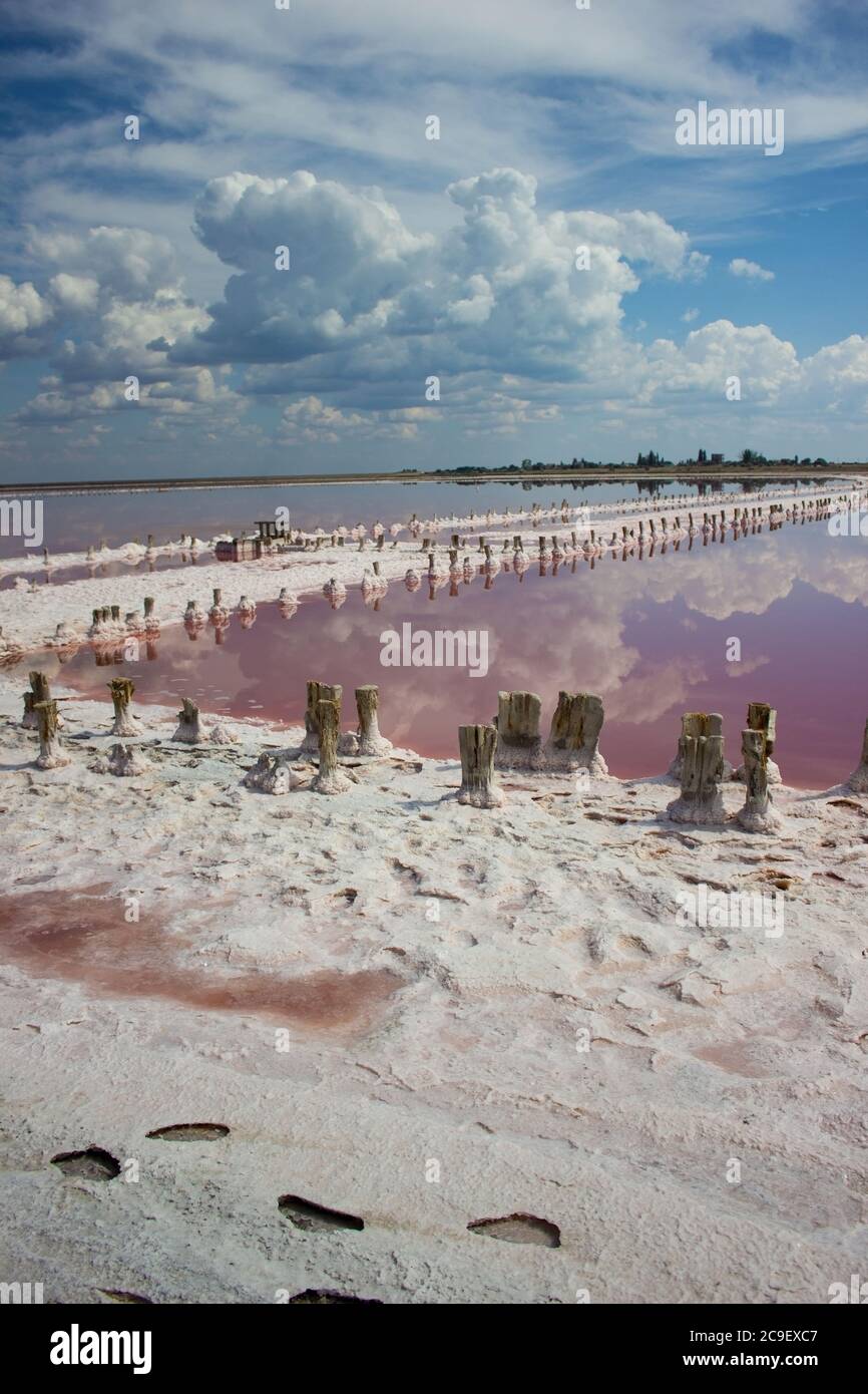Nuvole paesaggio acqua e orizzonte - sullo sfondo della pianta di miniera di sale Foto Stock