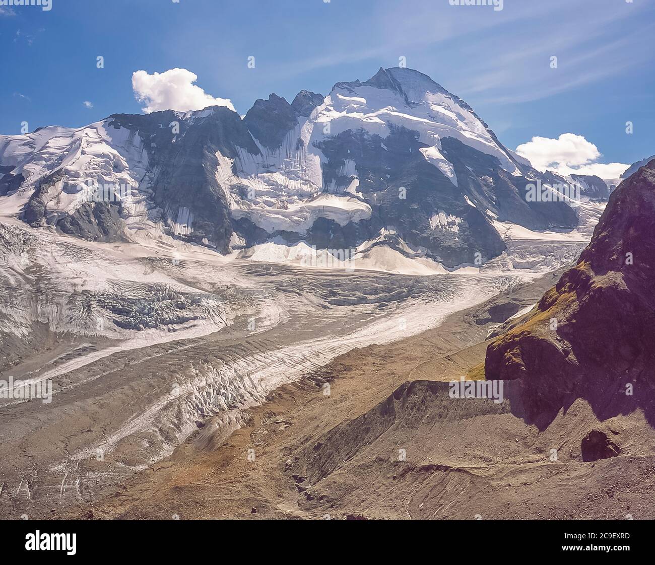 Questa è la faccia nord della montagna Dent d'Herens, vicino alla località montana svizzera di Zermatt, nel Canton Vallese nel 2000 Foto Stock