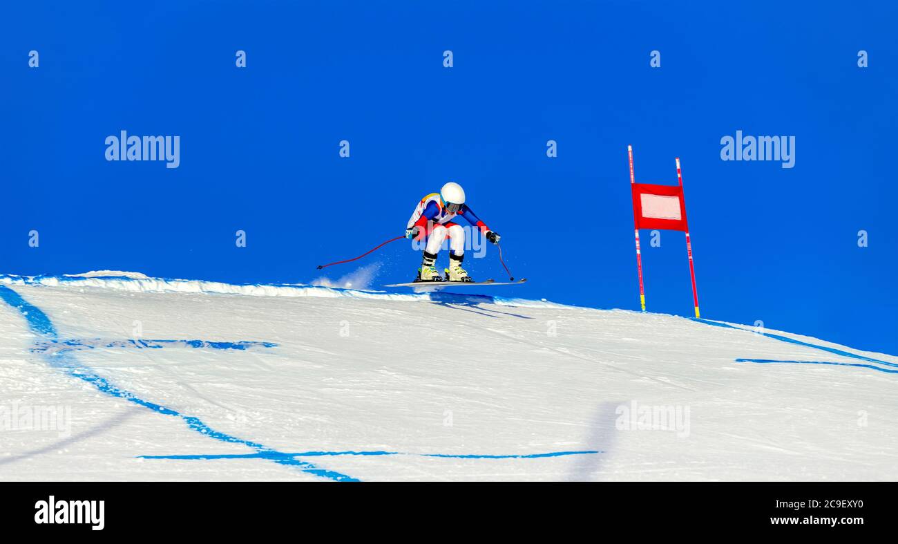 donna sciatore di montagna su pista di slalom gigante in fondo cielo blu Foto Stock