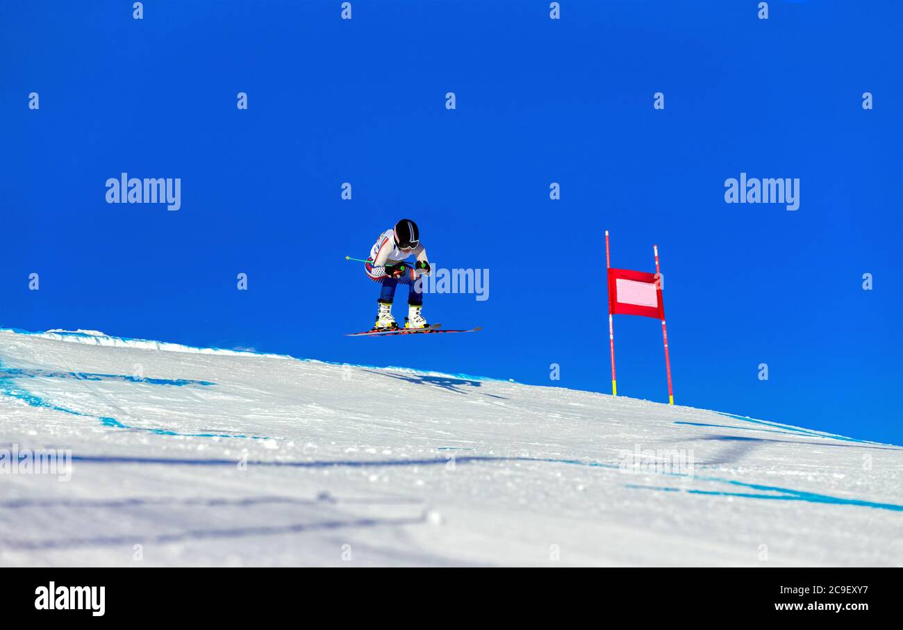 sciatore femminile in discesa su pista di slalom gigante in fondo cielo blu Foto Stock