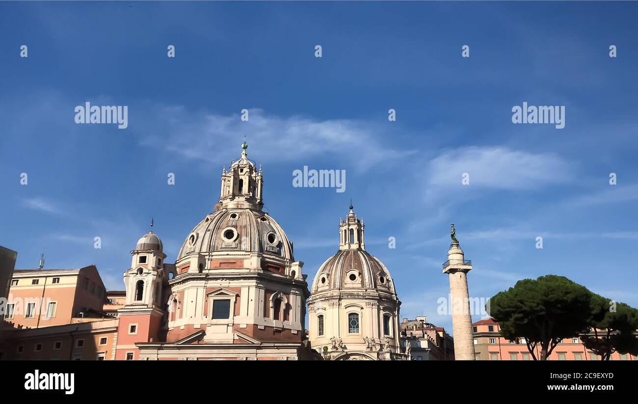 Roma Italia 8 agosto 2019, colonna di Traiano con la chiesa del Santo al foro di Traiano Roma Italia. Foto Stock