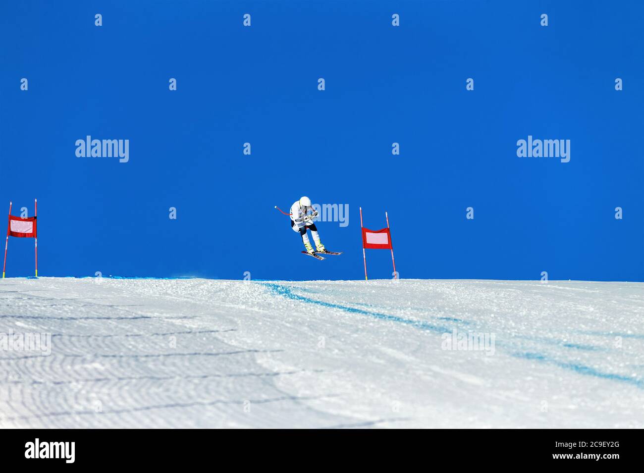 gara di sci alpino. atleta sci tra cancelli rossi Foto Stock