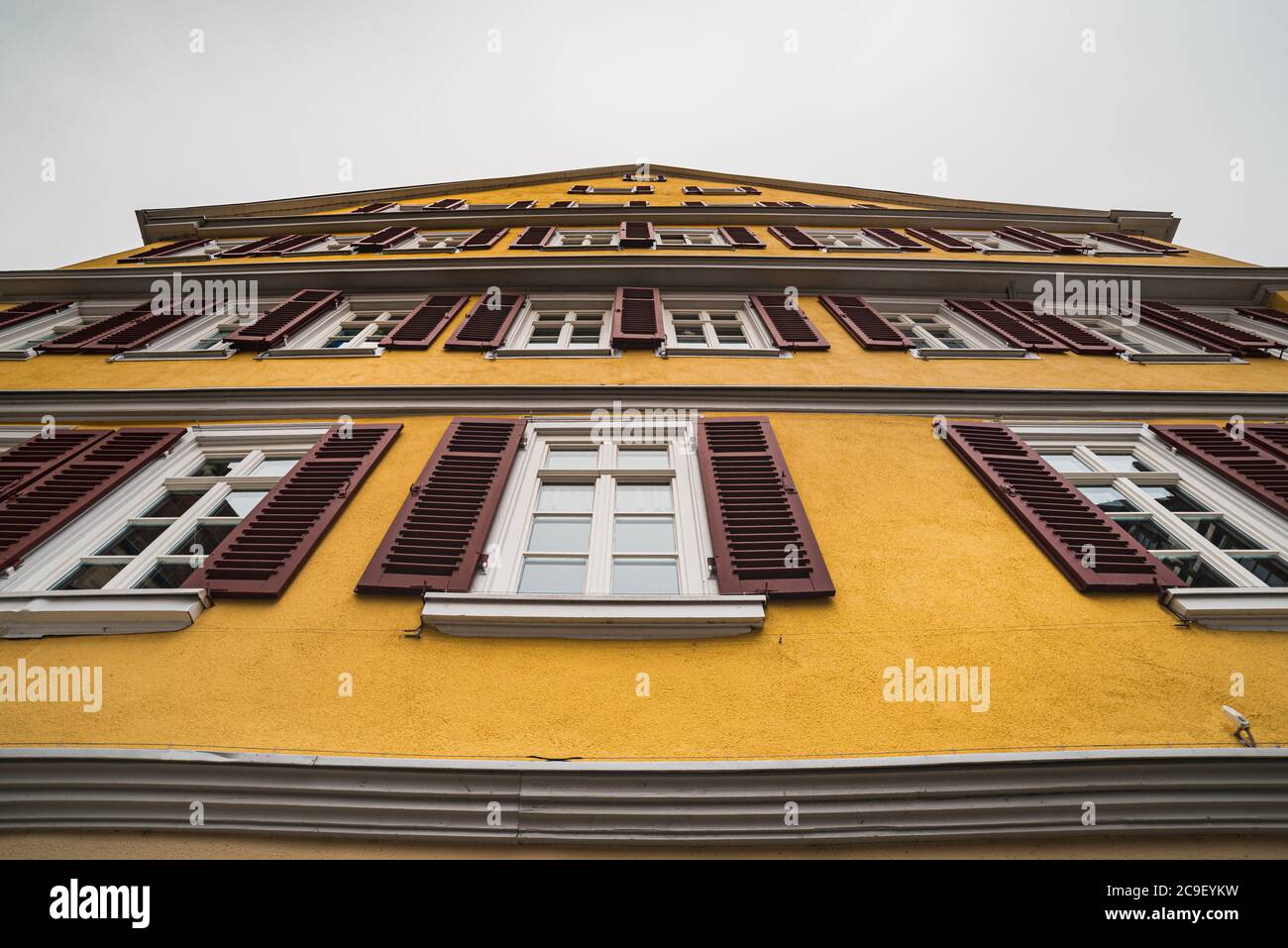 Facciata o esterno di un edificio a graticcio con jalousie di legno aperte Nel Holzmarkt enfatizza l'architettura medievale di un legno tipico Casa tedesca Foto Stock