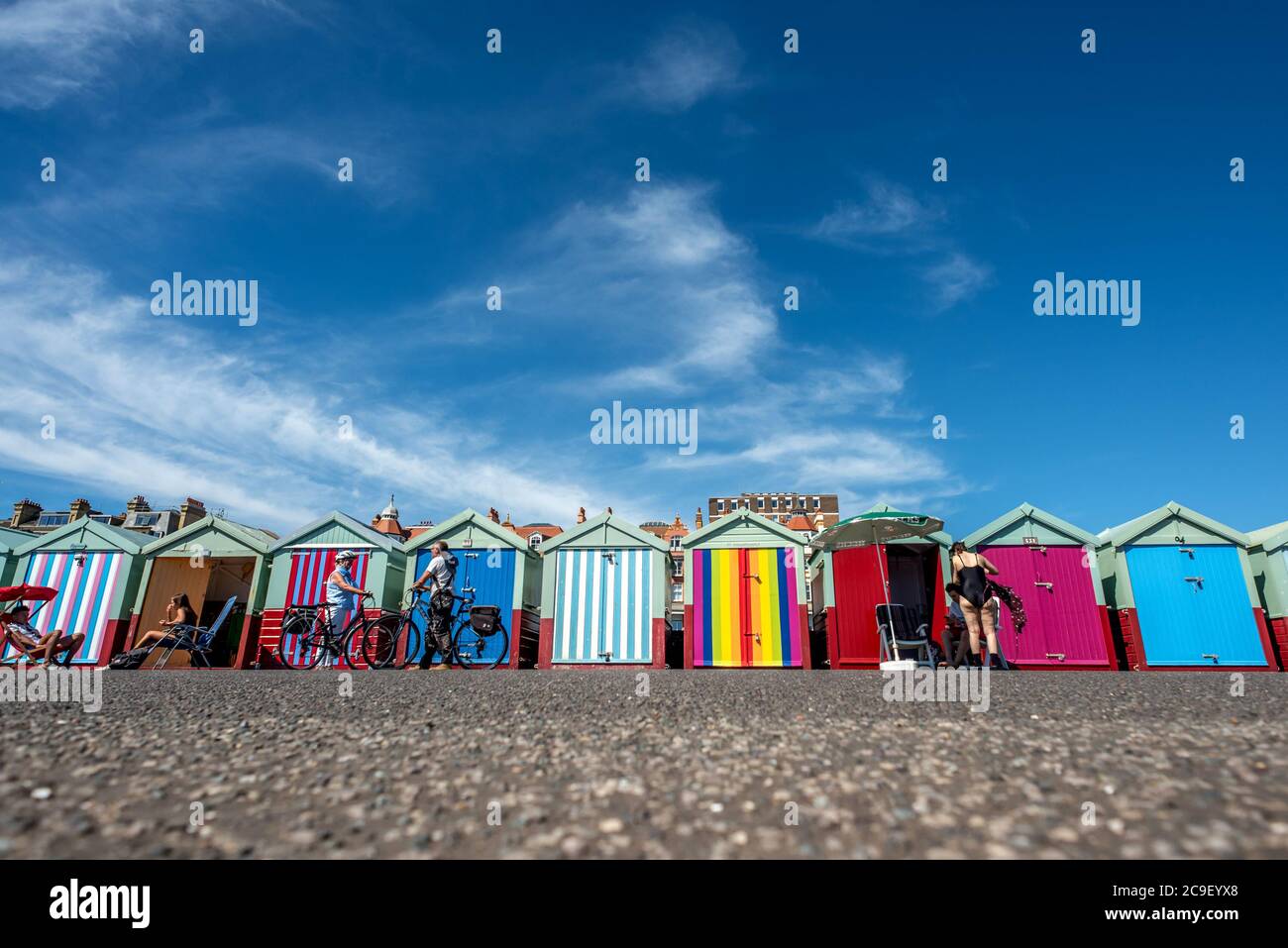 Brighton UK, 30 luglio 2020: Oggi pomeriggio, le persone che si sono cogliate al massimo dal caldo intenso sul lungomare di Hove. Foto Stock