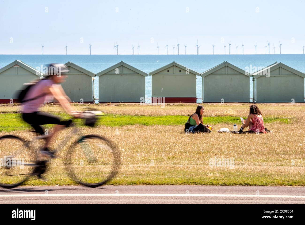 Brighton UK, 30 luglio 2020: Oggi pomeriggio, le persone che si sono cogliate al massimo dal caldo intenso sul lungomare di Hove. Foto Stock