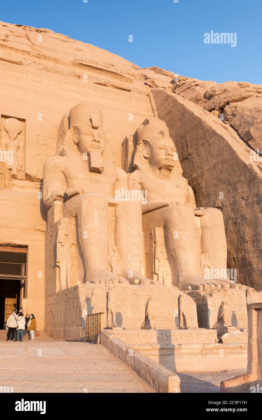 Statue colossali al grande tempio di Ramesse II, Abu Simbel, Egitto Foto Stock