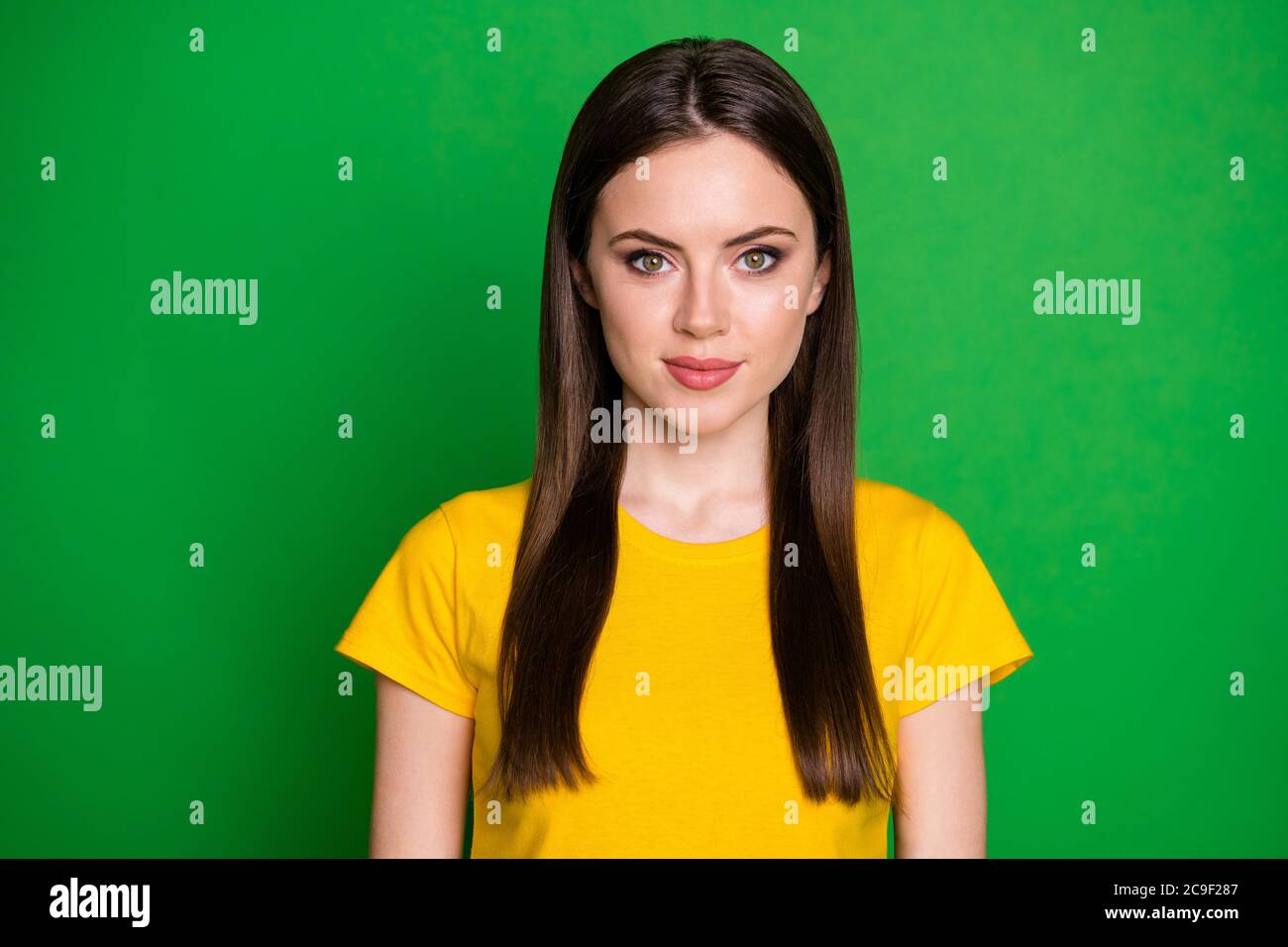 Ritratto della persona indipendente giovane donna guardare in camera  sensazione abiti eleganti e casual isolati su uno sfondo dai colori vivaci  Foto stock - Alamy