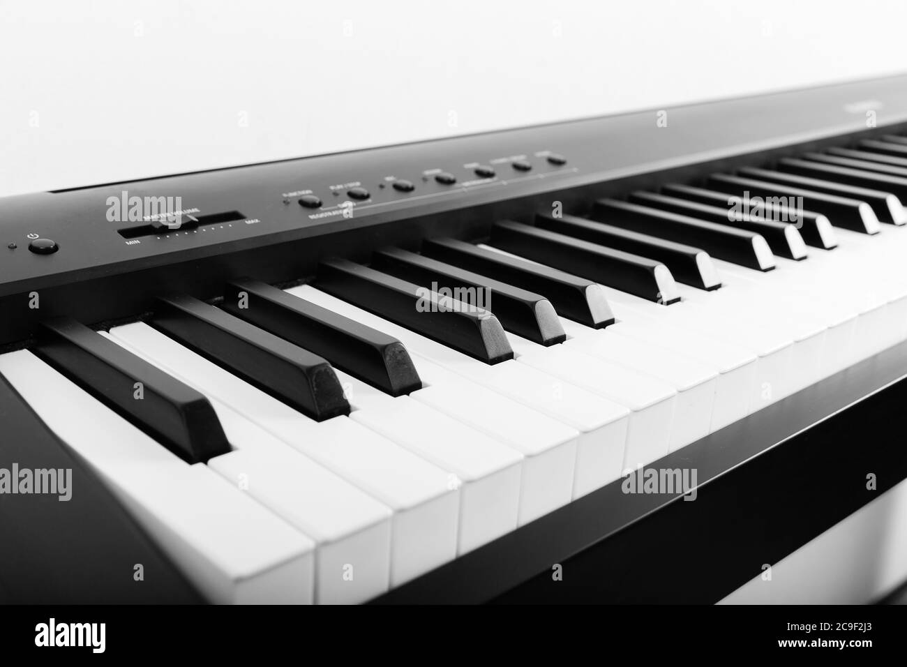 Moderno pianoforte digitale in bianco e nero Foto Stock