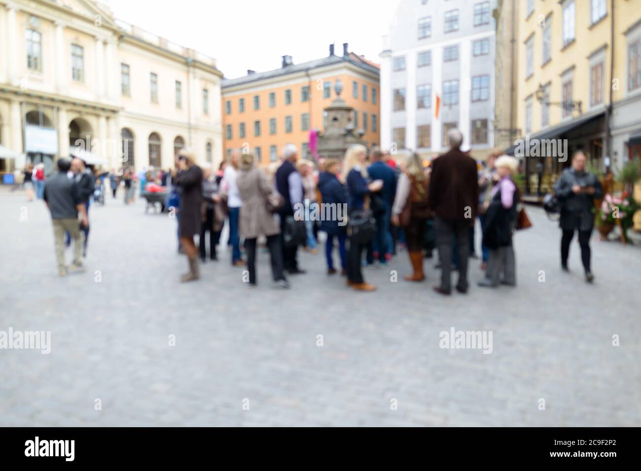 Folla offuscata che si raduna nel centro della città vecchia di Stoccolma, Svezia Foto Stock