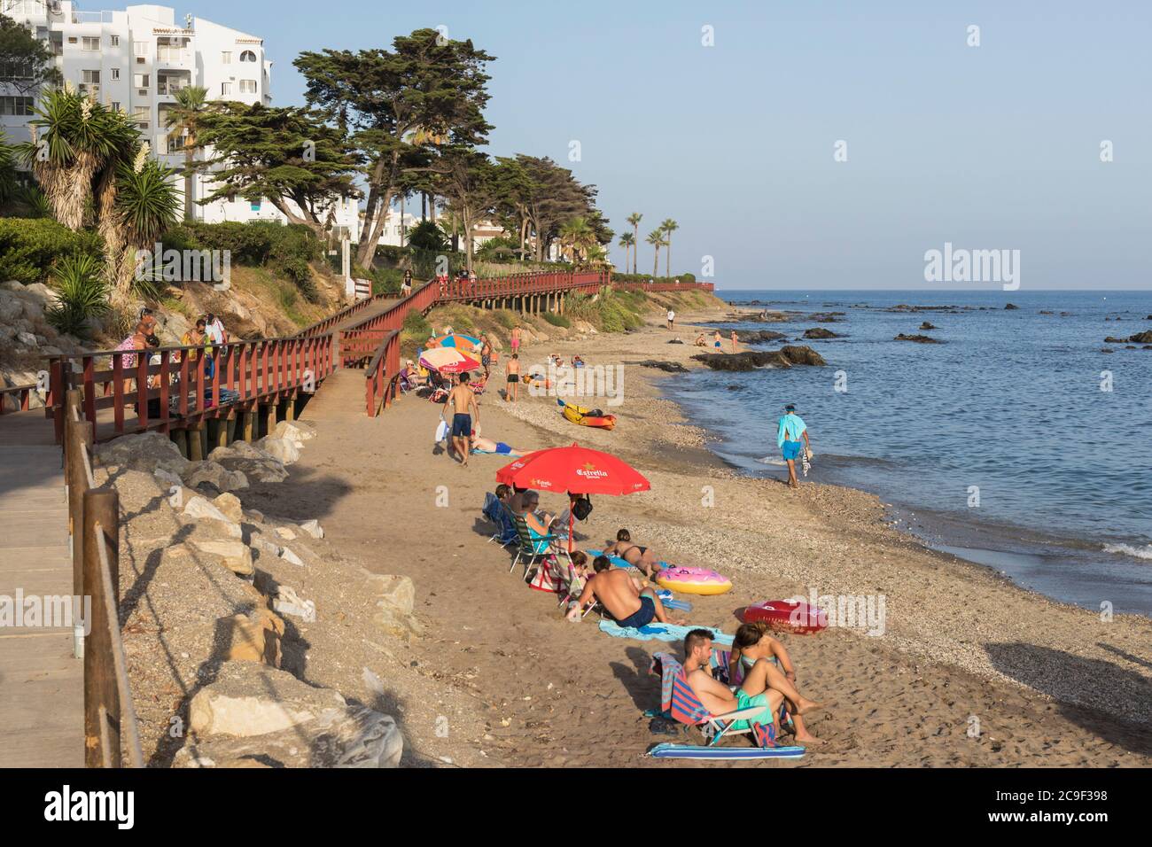 La Cala de Mijas, Costa del Sol, Provincia di Malaga, Andalusia, Spagna meridionale. Spiaggia di fronte al complesso immobiliare Riviera del Sol. Foto Stock