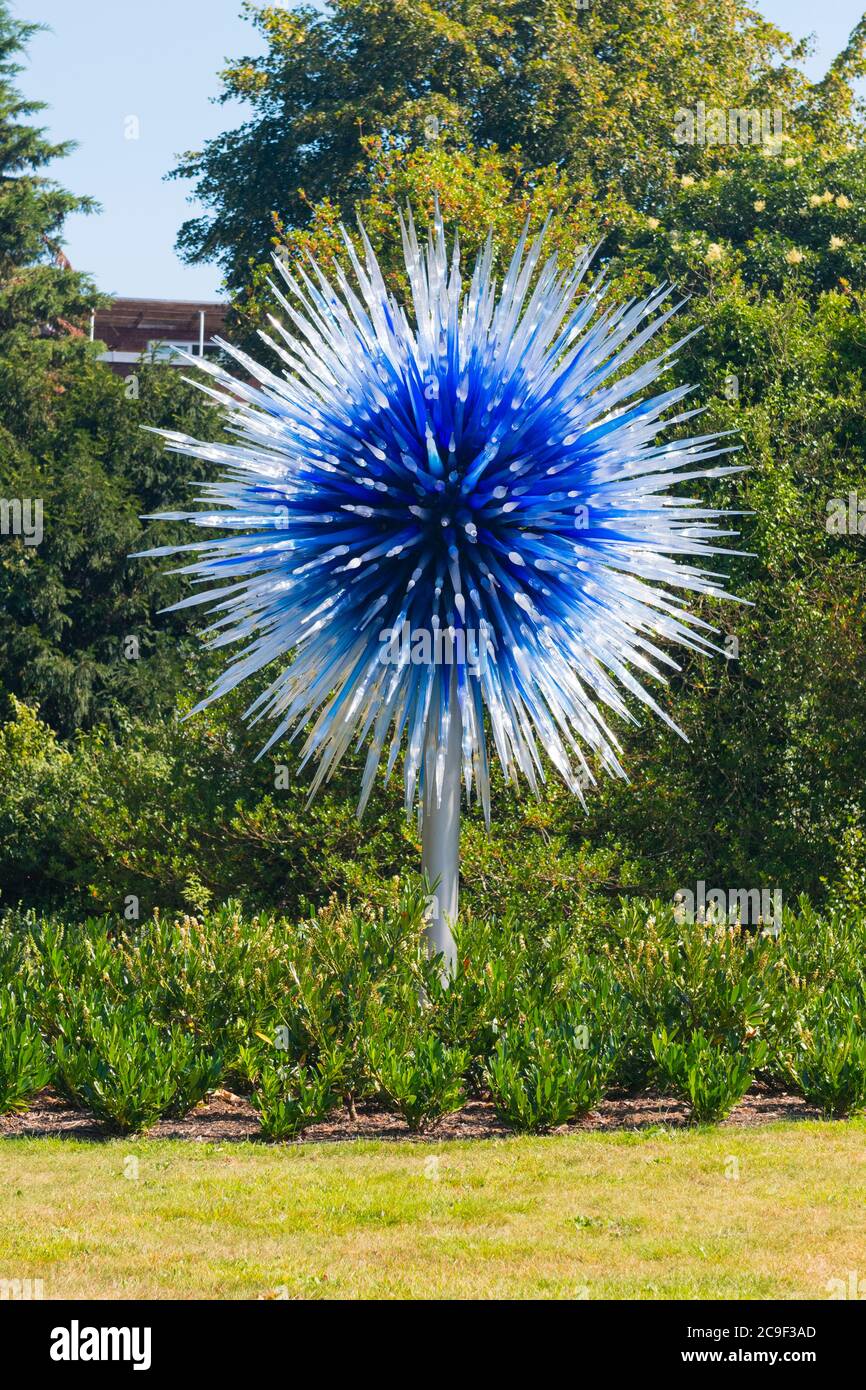 Kew Royal Botanical Gardens iconico Dale Chihuly Reflections Mostra sculture in vetro colorato scultura arte zaffiro Zaffiro Star Foto Stock