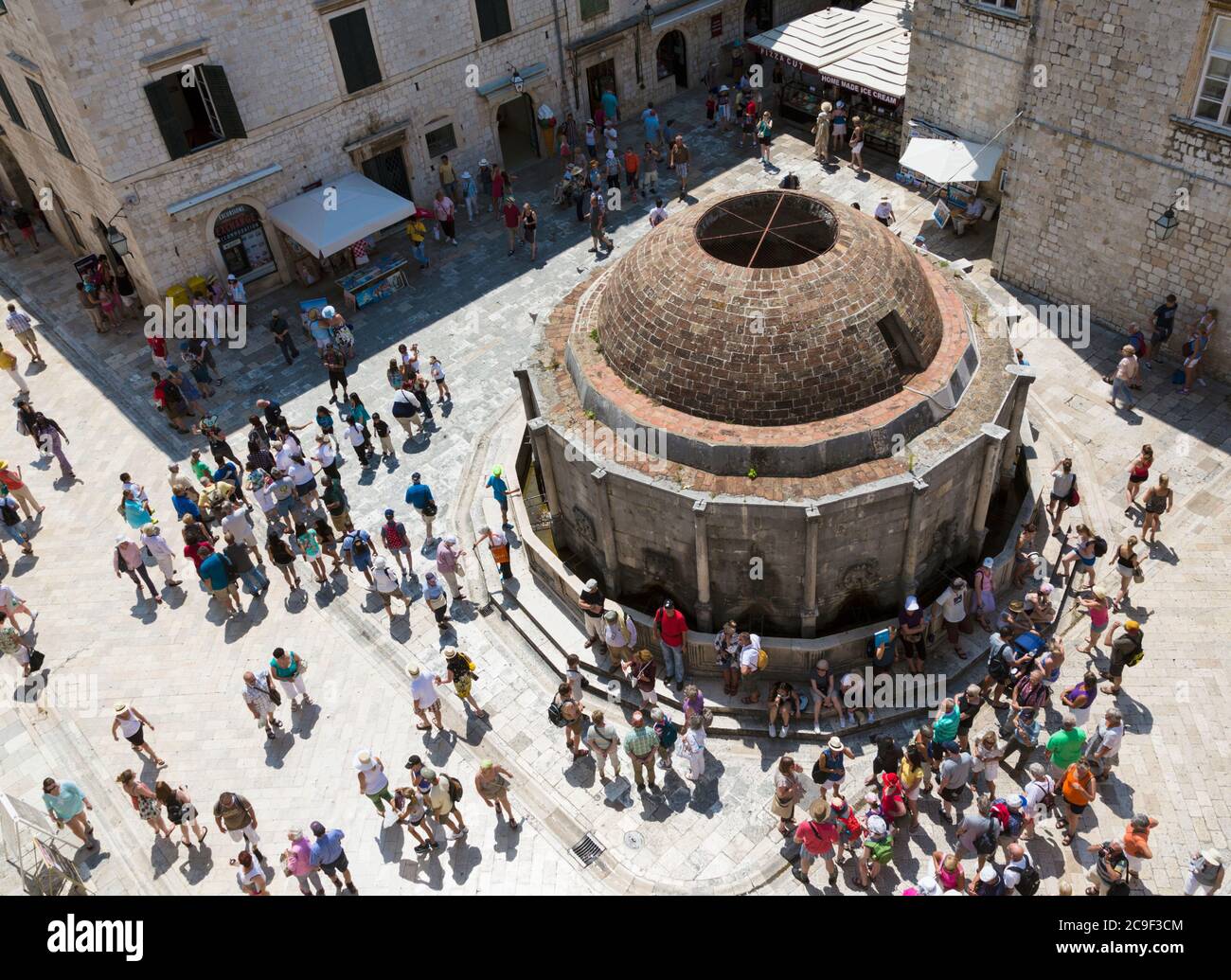 Dubrovnik, Dubrovnik-Neretva County, Croazia. La grande fontana di Onofrio. La città vecchia di Dubrovnik è un sito Patrimonio Mondiale dell'UNESCO. Foto Stock