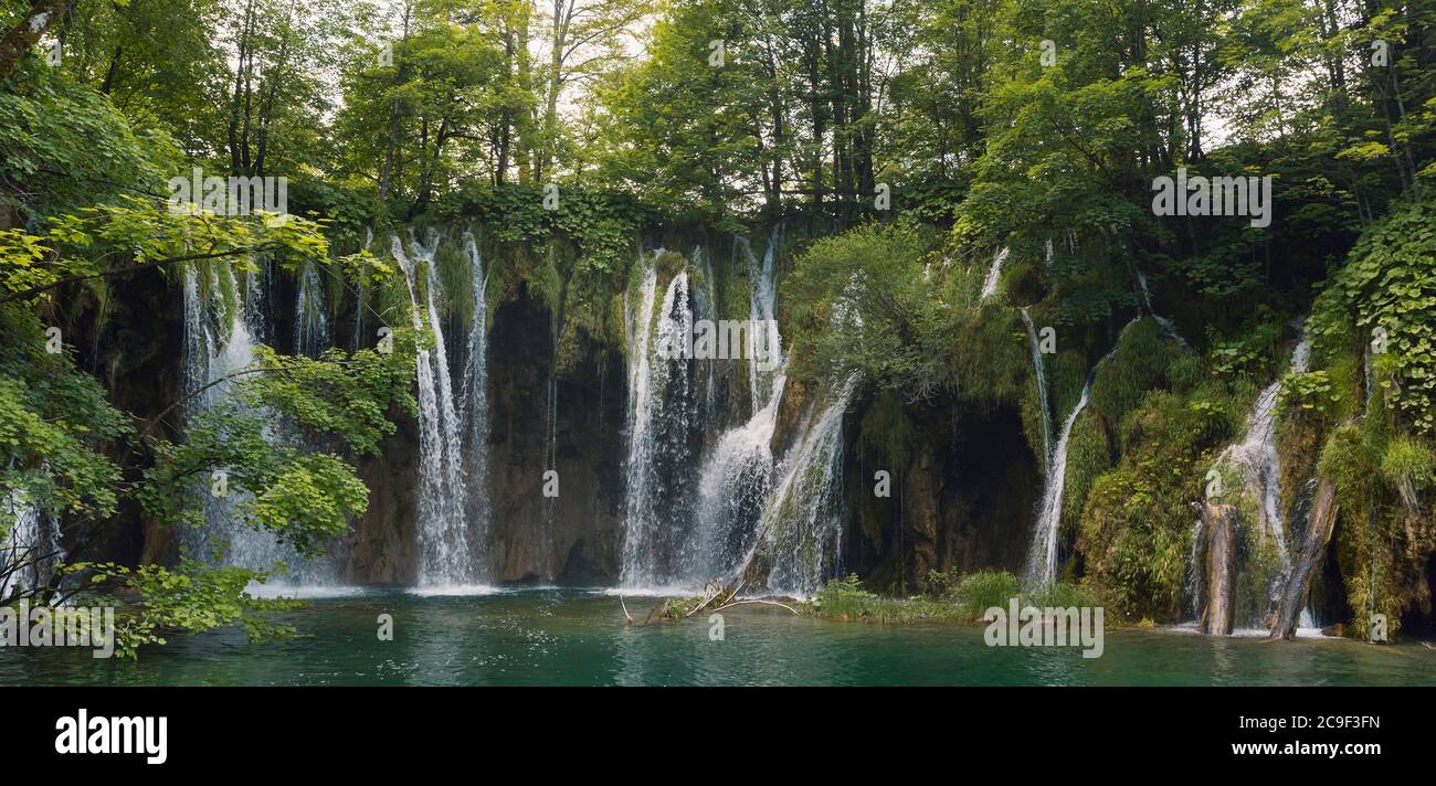 Plitvice Lakes National Park, Lika-Senj County e Karlovac County, Croazia. Cascate all'interno del Parco. Foto Stock