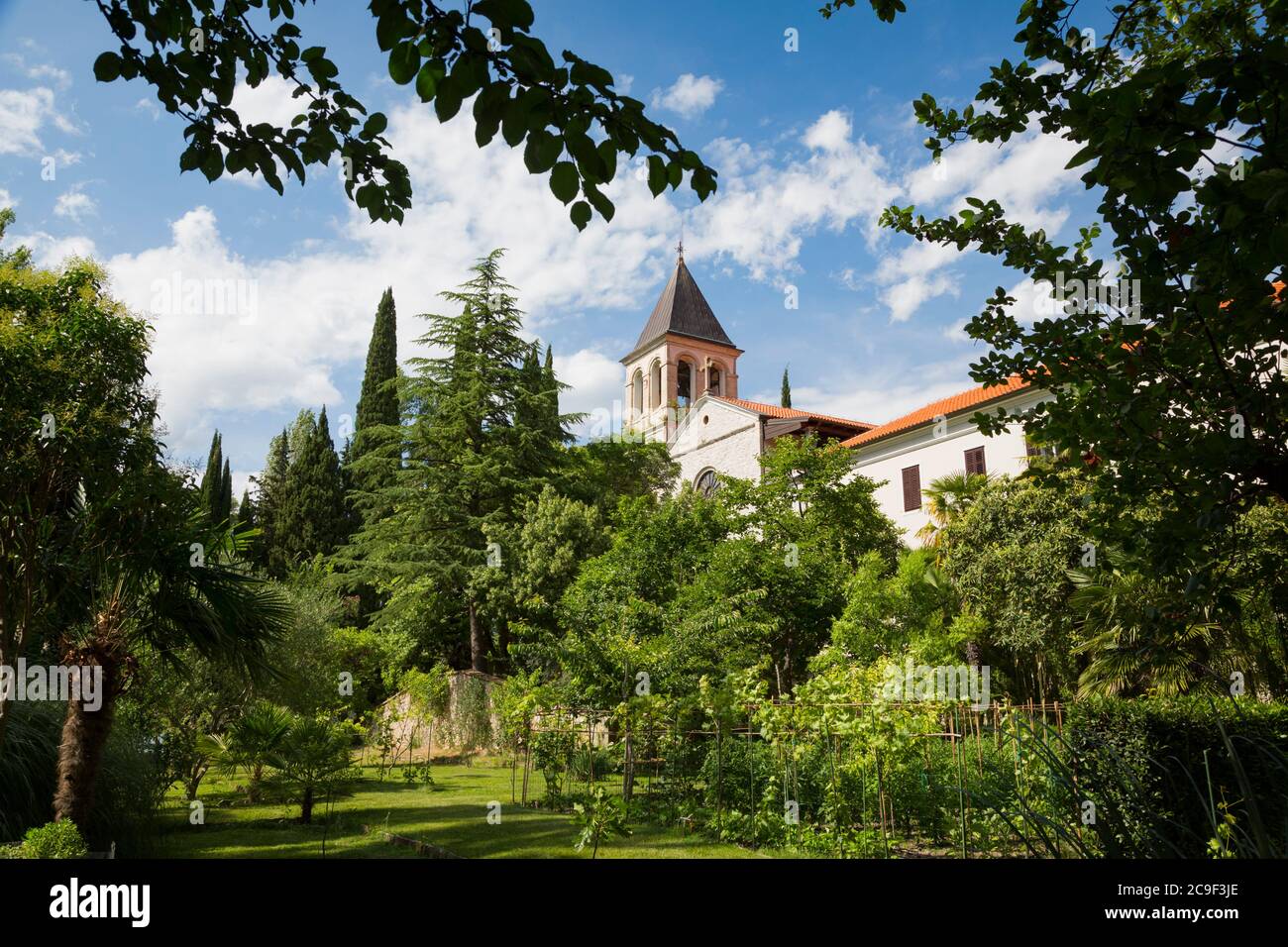 Krka Parco Nazionale, Parco Nacionalni Krka, Dalmazia, Croazia. Il Monastero di Visovac, fondato dai Francescani nel XV secolo, sull'isola di Visovac Foto Stock