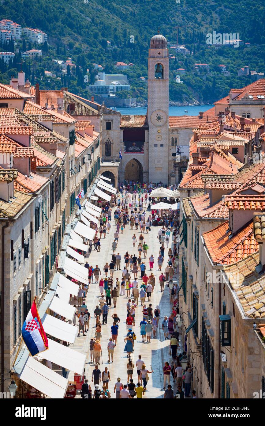 Dubrovnik, Dubrovnik-Neretva County, Croazia. Stradun, conosciuta anche come Placa, la strada principale di Dubrovnik. Campanile alla fine della strada. La città vecchia o Foto Stock