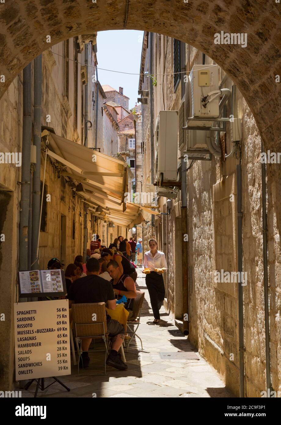 Dubrovnik, Dubrovnik-Neretva County, Croazia. Mangiare fuori nella città vecchia. Tavoli laterali. La città vecchia di Dubrovnik è patrimonio dell'umanità dell'UNESCO Foto Stock