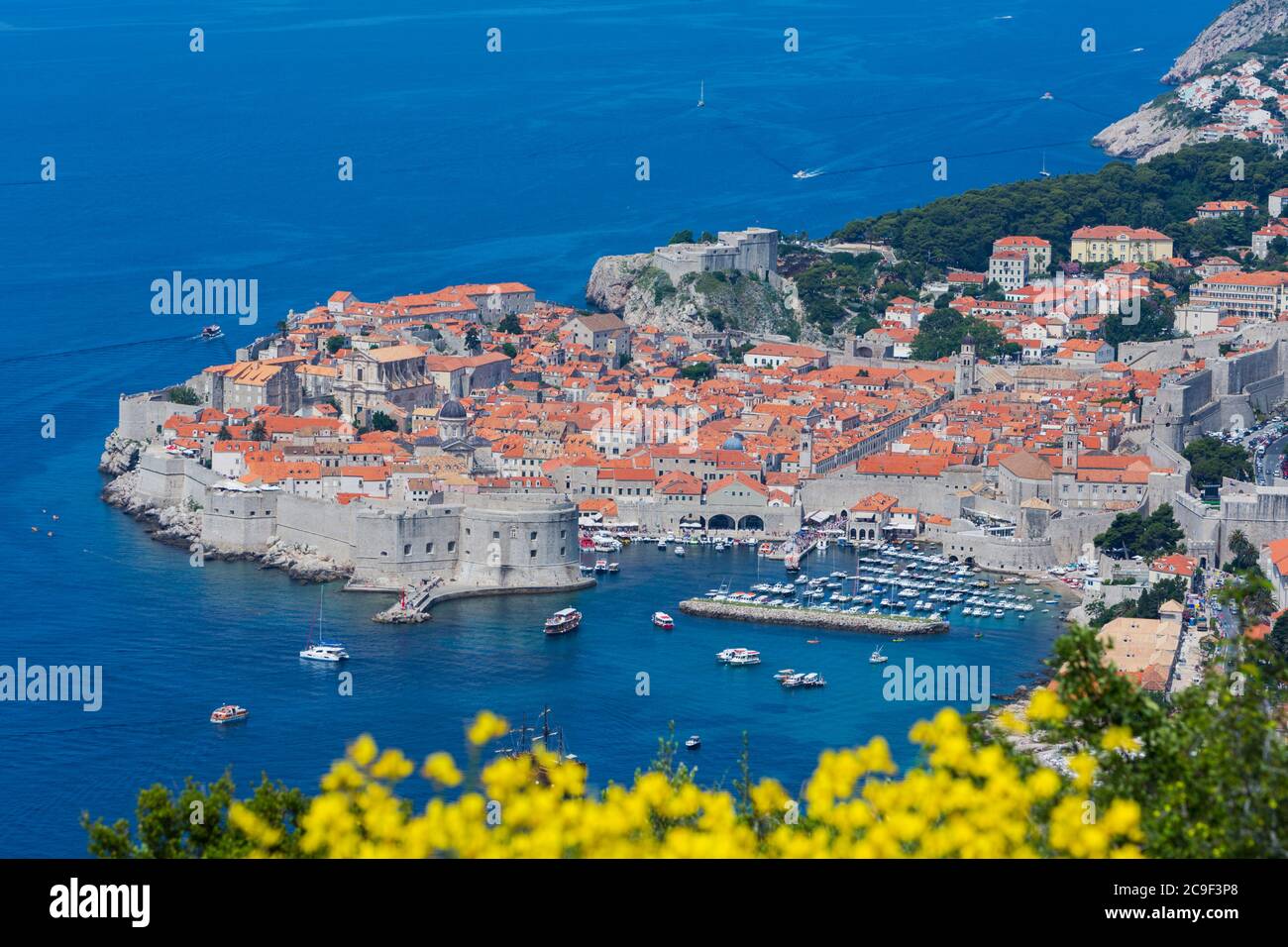 Dubrovnik, Dubrovnik-Neretva County, Croazia. Vista complessiva della città vecchia e del porto. Foto Stock
