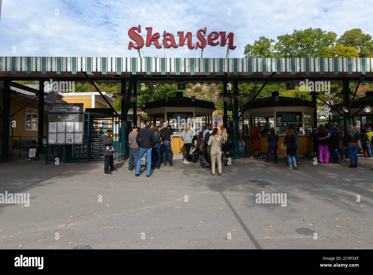 Ingresso al Museo Skansen in Svezia con persone in attesa Foto Stock