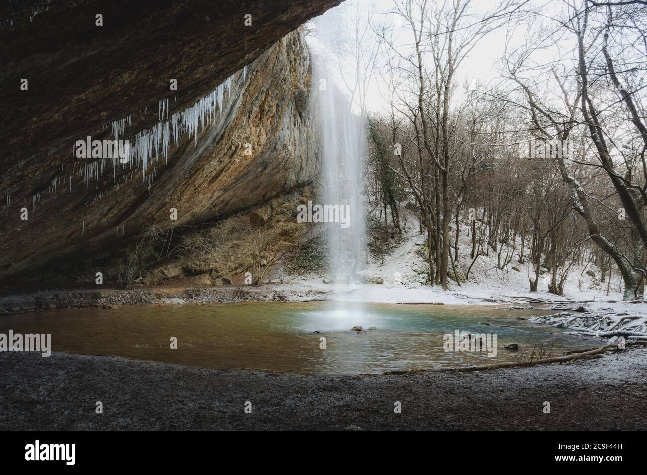 Cascata Visor in Crimea in inverno, cascata, bella cascata Visor nella valle Baydar di Crimea Foto Stock