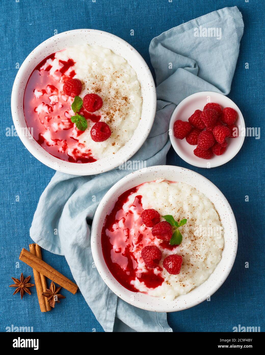 Budino di riso. Dessert di riso al latte francese con lamponi, mirtilli. Vista dall'alto, verticale Foto Stock