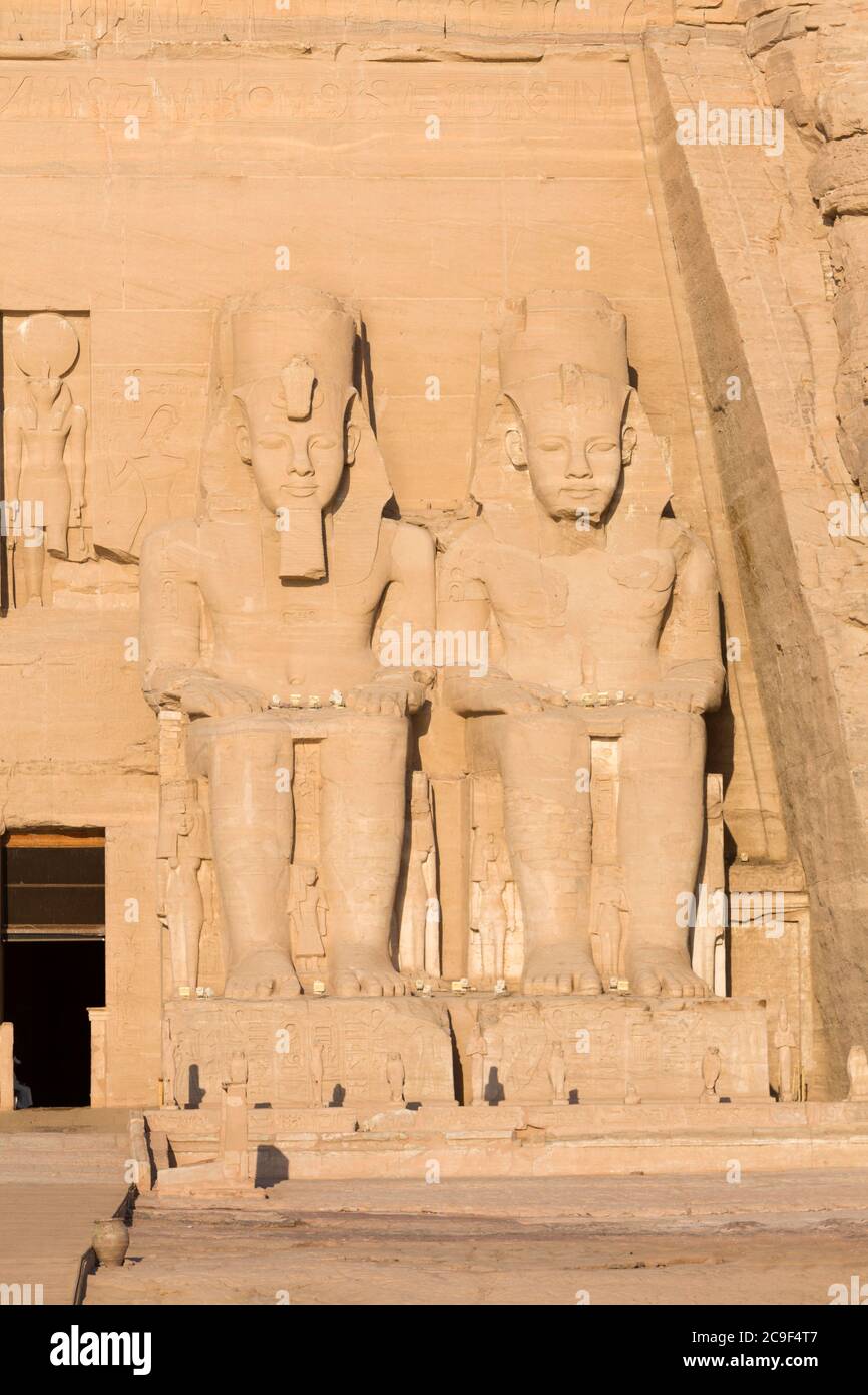 Statue colossali al grande tempio di Ramesse II, Abu Simbel, Egitto Foto Stock