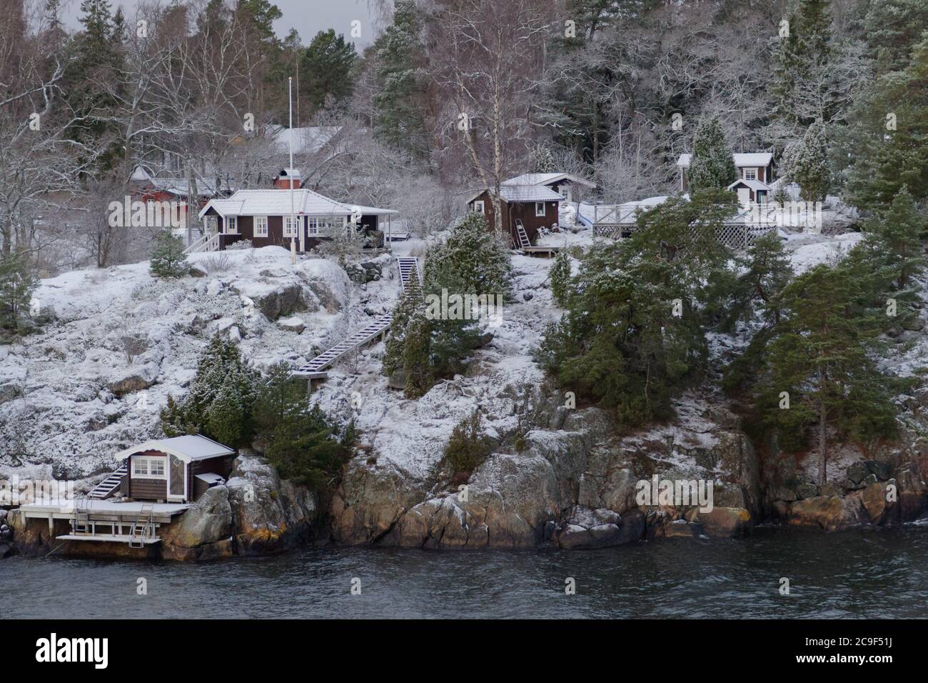 Case di legno dell'Arcipelago di Stoccolma in inverno, Svezia Foto Stock