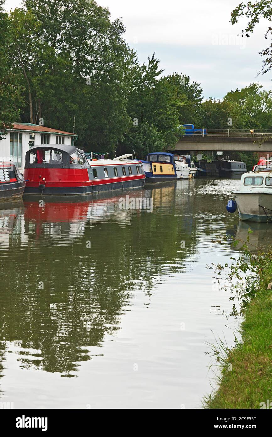 Canal Boats ormeggiate sul Canal Grande a Stoke Hammond, Milton Keynes Foto Stock