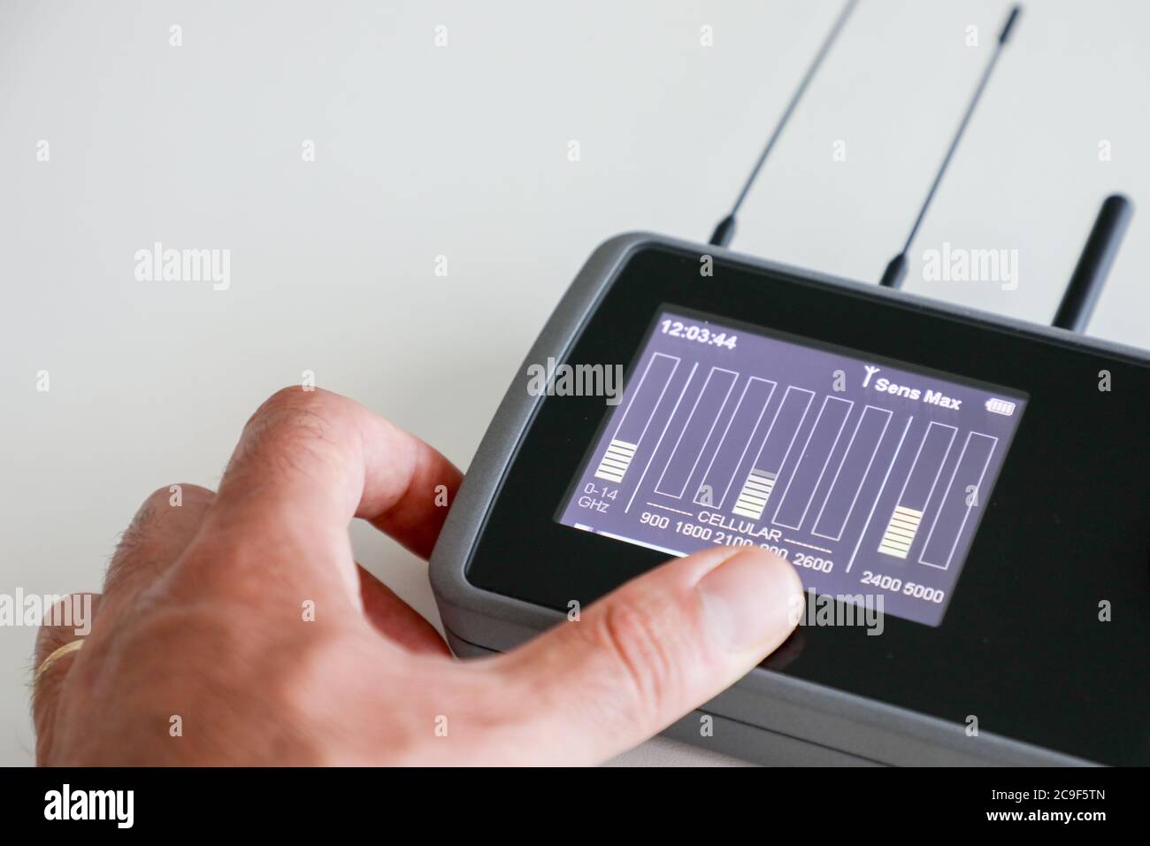 31 luglio 2020: Primo piano di un'apparecchiatura elettronica per l'analisi dello spettro radio, in particolare di quello cellulare, utilizzata nel campo di intell Foto Stock