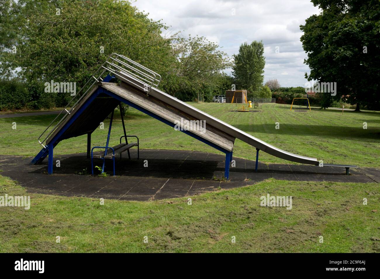 Un parco giochi, Hampton Magna Village, Warwickshire, Inghilterra, Regno Unito Foto Stock