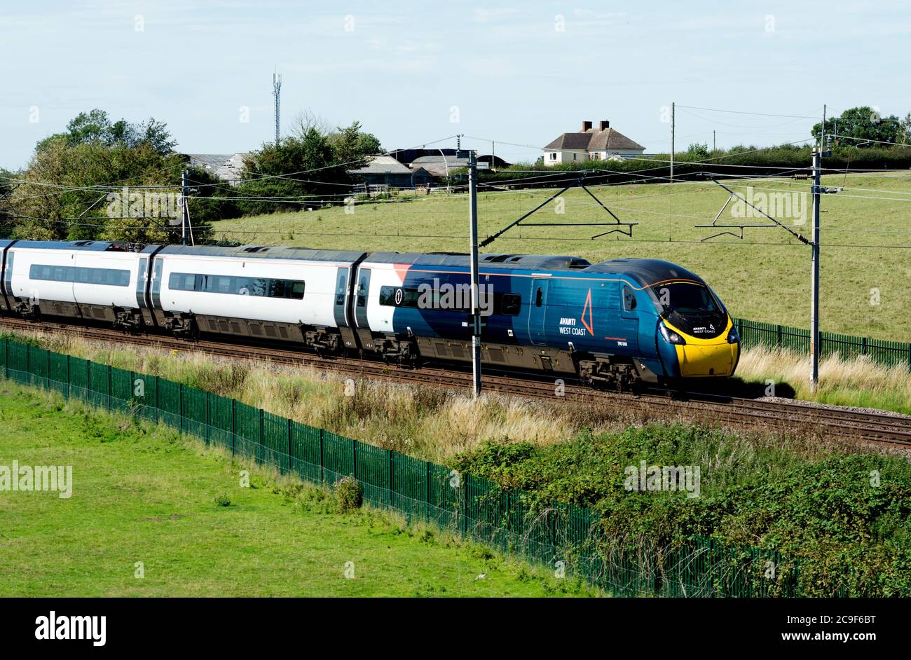 Treno elettrico Avanti West Coast Pendolino sulla West Coast Main Line, Northamptonshire, Regno Unito Foto Stock