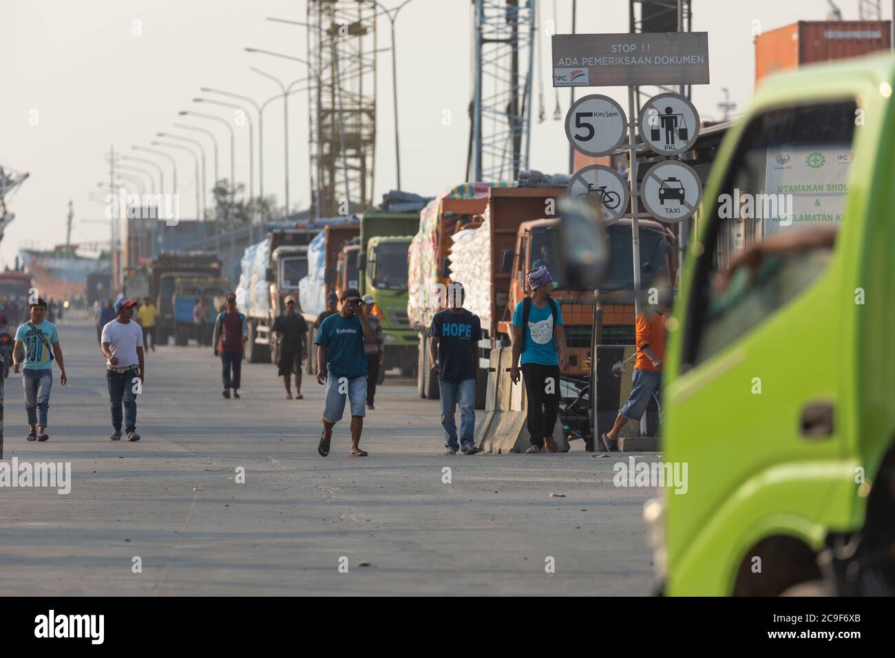 Giacarta, Porto di Sunda Kelapa, Indonesia - 15 luglio 2019: Barche, merci e lavoratori nel porto della città di Giacarta, sulle rive della baia di Giacarta. Foto Stock