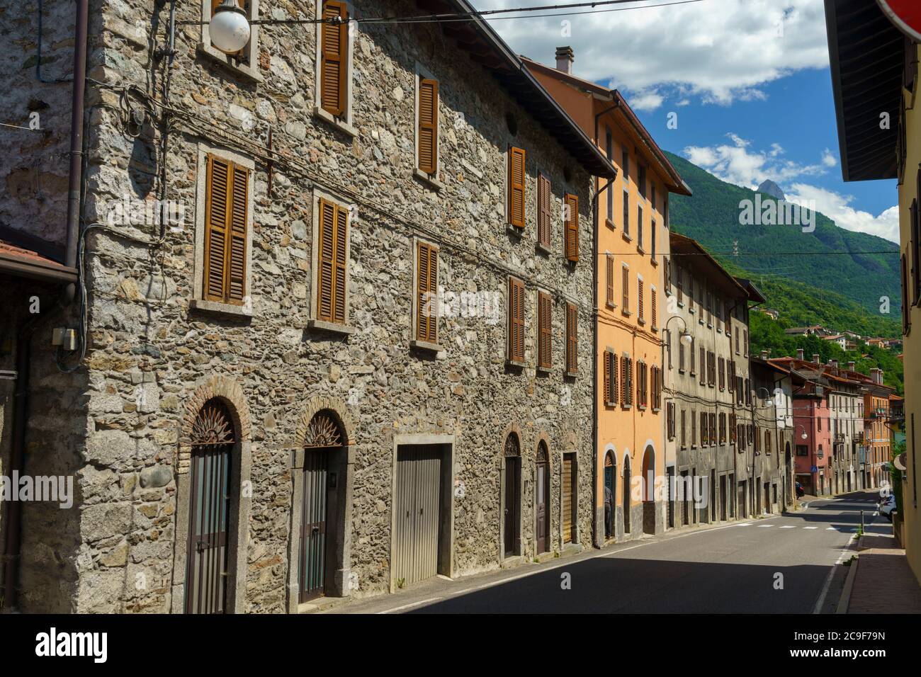 Cedegolo, Brescia, Lombardia, Italia, centro storico lungo la valle dell'Oglio Foto stock - Alamy