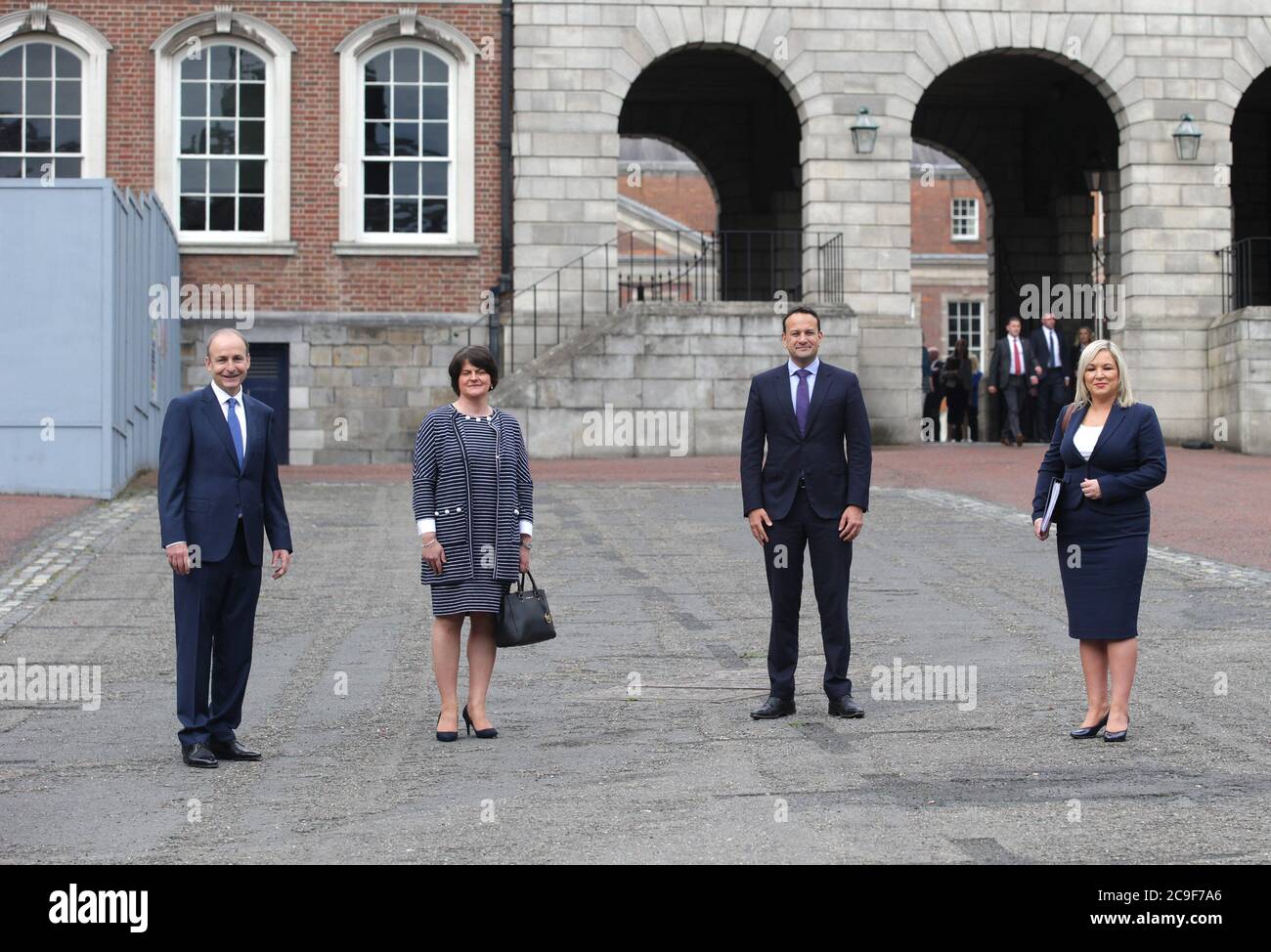 (Da sinistra a destra) Taoiseach Micheal Martin, primo ministro Arlene Foster, Tanaiste Leo Varadkar e vice primo ministro Michelle o'Neill nel castello di Dublino per il primo vertice del Consiglio ministeriale del Nord Sud (NSMC) da prima del crollo dell'amministrazione della condivisione del potere dell'Irlanda del Nord. Foto Stock