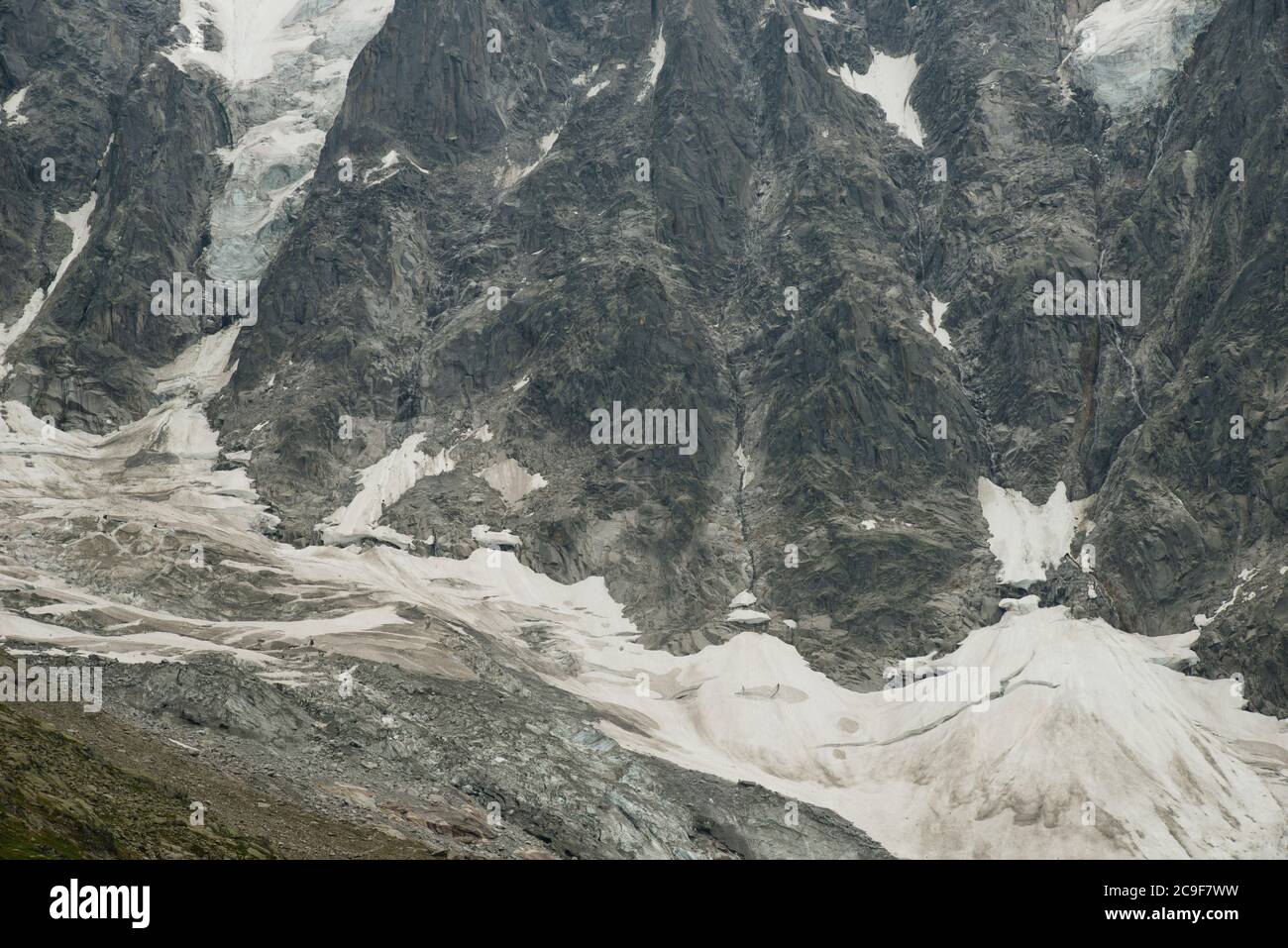 Composizione astratta di rocce, ghiaccio e neve sul fianco di una montagna. Grafica con molti dettagli. Foto Stock