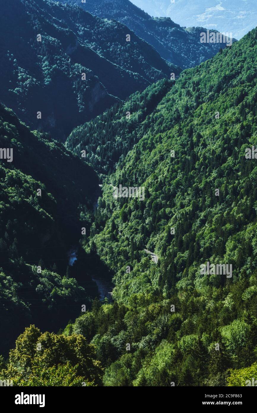 Paesaggio montano in estate lungo la strada per Presolana, Bergamo, Lombardia, Italia. Vista sulla valle dello Scalve Foto Stock