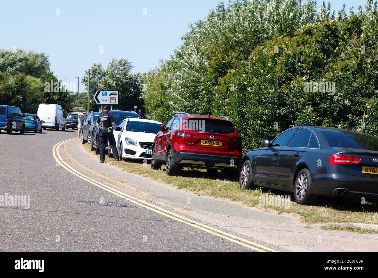 Campanatura, Sussex orientale, Regno Unito. 31 Jul 2020. Tempo nel Regno Unito: Con il Regno Unito impostato per le temperature più alte dell'anno finora, i bagnanti di Camber Sands nel Sussex orientale impacchettare le sabbie dorate lunghe chilometri. Le temperature dovrebbero superare i 30 gradi Celsius in alcune parti del paese. A causa della sovraccapacità, le persone parcheggiano sul bordo, la polizia del Sussex sta emettendo multe sul posto. Photo Credit: Paul Lawrenson-PAL Media/Alamy Live News Foto Stock