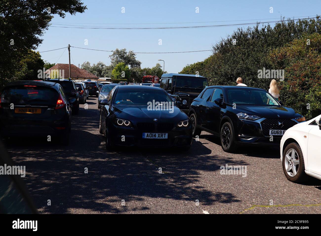 Campanatura, Sussex orientale, Regno Unito. 31 Jul 2020. Tempo nel Regno Unito: Con il Regno Unito impostato per le temperature più alte dell'anno finora, i bagnanti di Camber Sands nel Sussex orientale impacchettare le sabbie dorate lunghe chilometri. Le temperature dovrebbero superare i 30 gradi Celsius in alcune parti del paese. A causa della sovraccapacità, le persone parcheggiano sul bordo, la polizia del Sussex sta emettendo multe sul posto. Photo Credit: Paul Lawrenson-PAL Media/Alamy Live News Foto Stock
