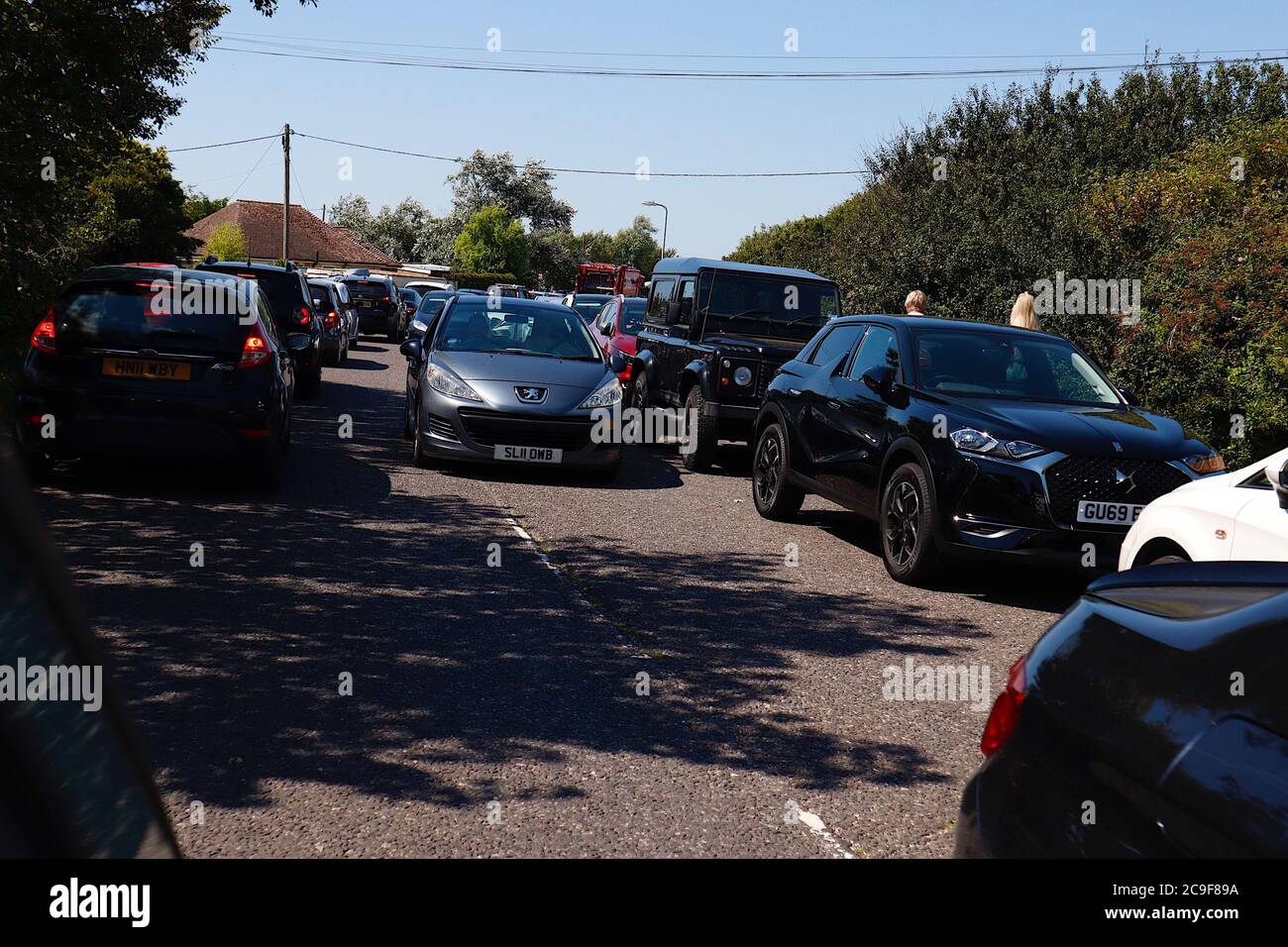 Campanatura, Sussex orientale, Regno Unito. 31 Jul 2020. Tempo nel Regno Unito: Con il Regno Unito impostato per le temperature più alte dell'anno finora, i bagnanti di Camber Sands nel Sussex orientale impacchettare le sabbie dorate lunghe chilometri. Le temperature dovrebbero superare i 30 gradi Celsius in alcune parti del paese. A causa della sovraccapacità, le persone parcheggiano sul bordo, la polizia del Sussex sta emettendo multe sul posto. Photo Credit: Paul Lawrenson-PAL Media/Alamy Live News Foto Stock