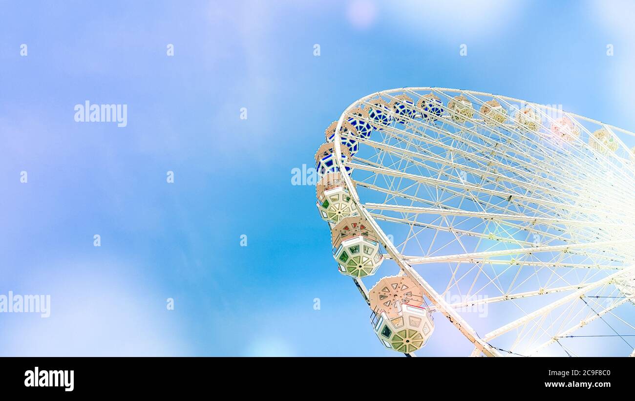 ruota panoramica sullo sfondo del cielo blu con cerchio cerchi colorati e luminosi Foto Stock