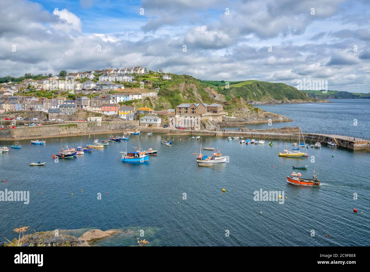 Barche da pesca nel porto di Mevagissey, Cornovaglia, Inghilterra, Regno Unito Foto Stock