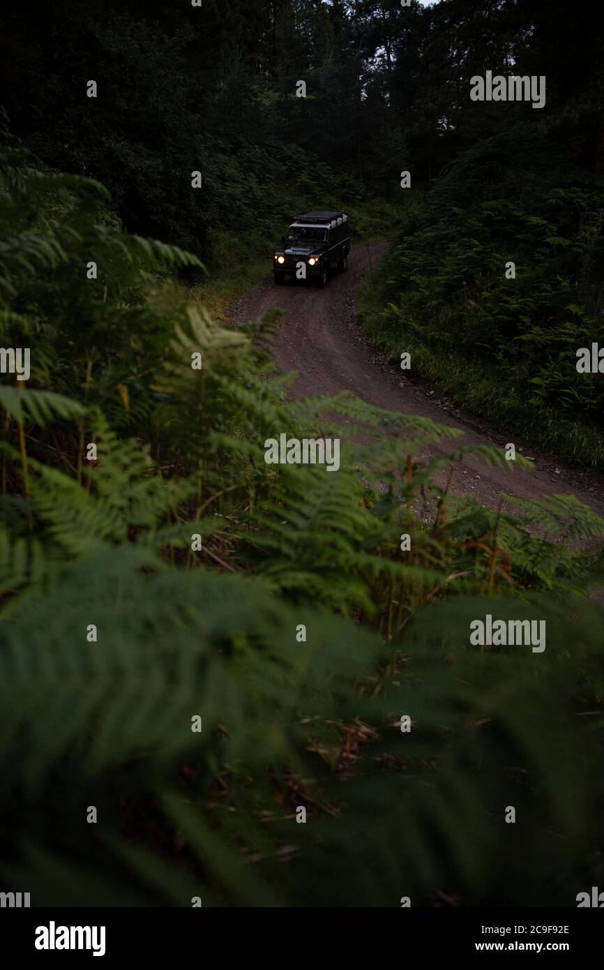 North Yorkshire Moors, UK - Luglio 23 2020: Land Rover Defender fuori strada su una corsia verde nel North Yorkshire Moors in Inghilterra. Foto Stock