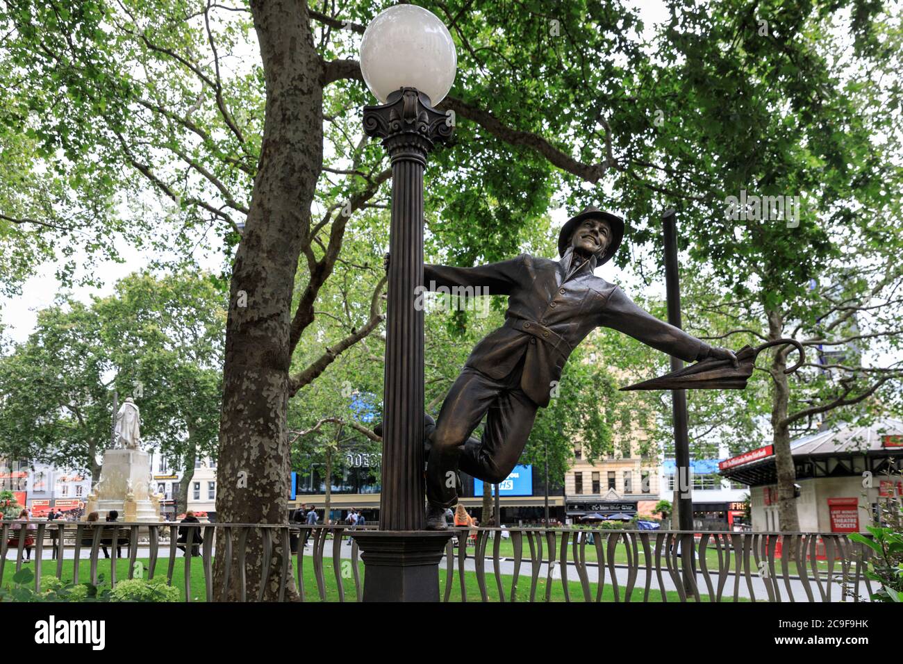 Statua di gene Kelly da Singing in the Rain, Leicester Square, Londra, Inghilterra Foto Stock